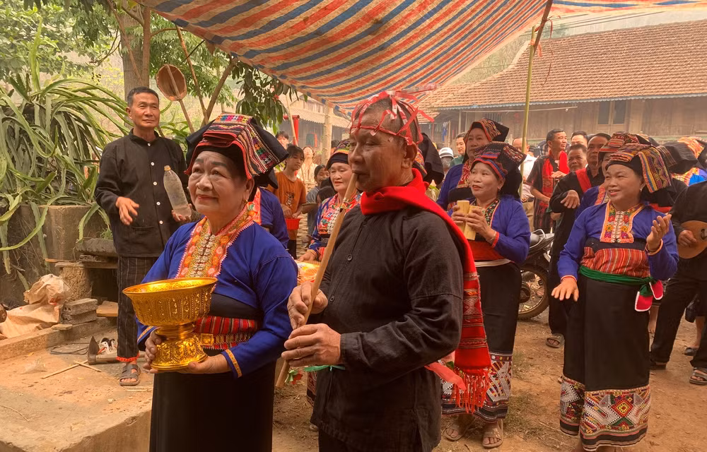 Đến từng nhà “xin nước” trong Tết té nước của dân tộc Lào.