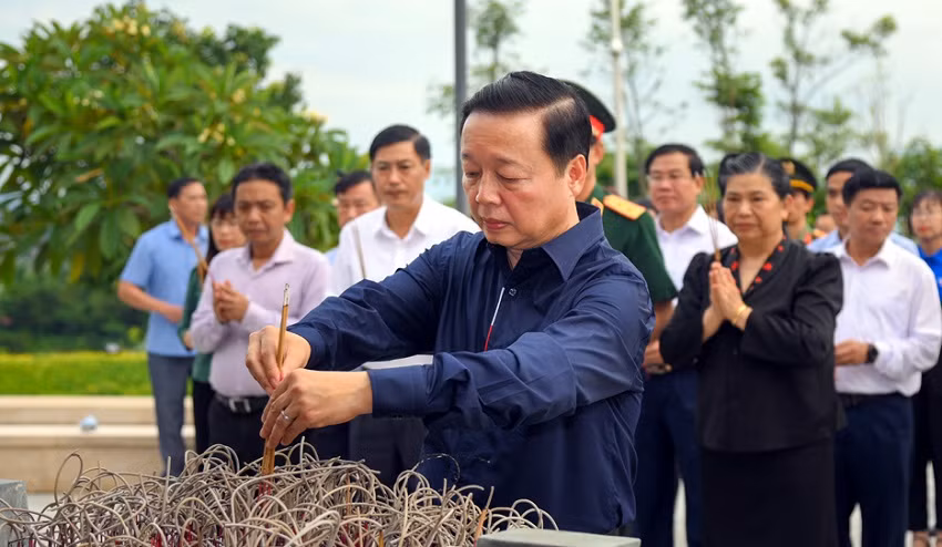 Phó Thủ tướng Chính phủ Trần Hồng Hà dâng hương tưởng nhớ các anh hùng liệt sĩ tại Đền thờ liệt sĩ Chiến trường Điện Biên Phủ trên đồi F.
