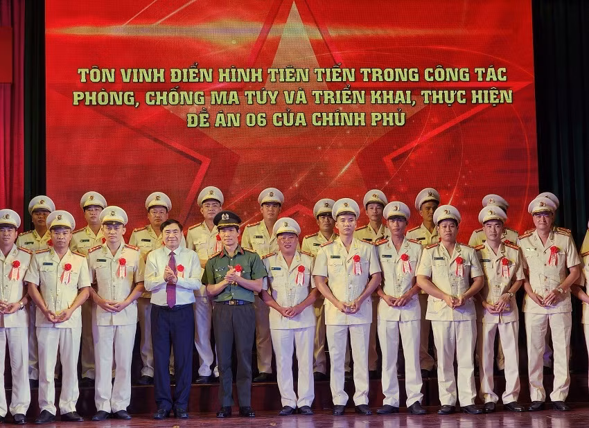 Đồng chí Trần Quốc Cường, Bí thư Tỉnh ủy Điện Biên cùng Đại tá Ngô Thanh Bình, Giám đốc Công an tỉnh trao thưởng các tập thể, cá nhân điển hình trong phòng, chống ma túy.