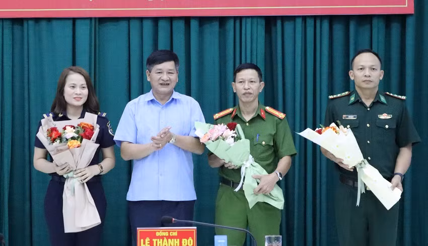 Chủ tịch Ủy ban nhân dân tỉnh Điện Biên Lê Thành Đô trao thưởng thành viên Ban Chuyên án.