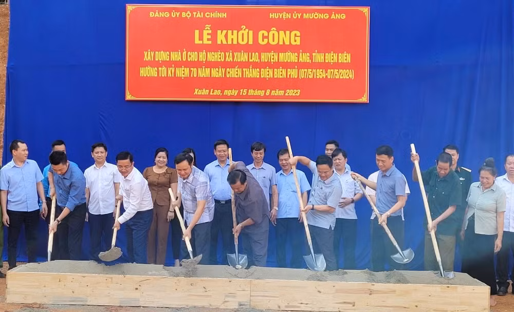 Các đồng chí lãnh đạo tỉnh Điện Biên và lãnh đạo huyện Mường Ảng cùng nhân dân xã Xuân Lao động thổ khởi công làm nhà ở cho hộ nghèo trong xã.