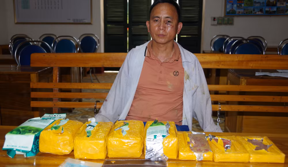Đối tượng Lầu A Công cùng tang vật khi bị bắt giữ.