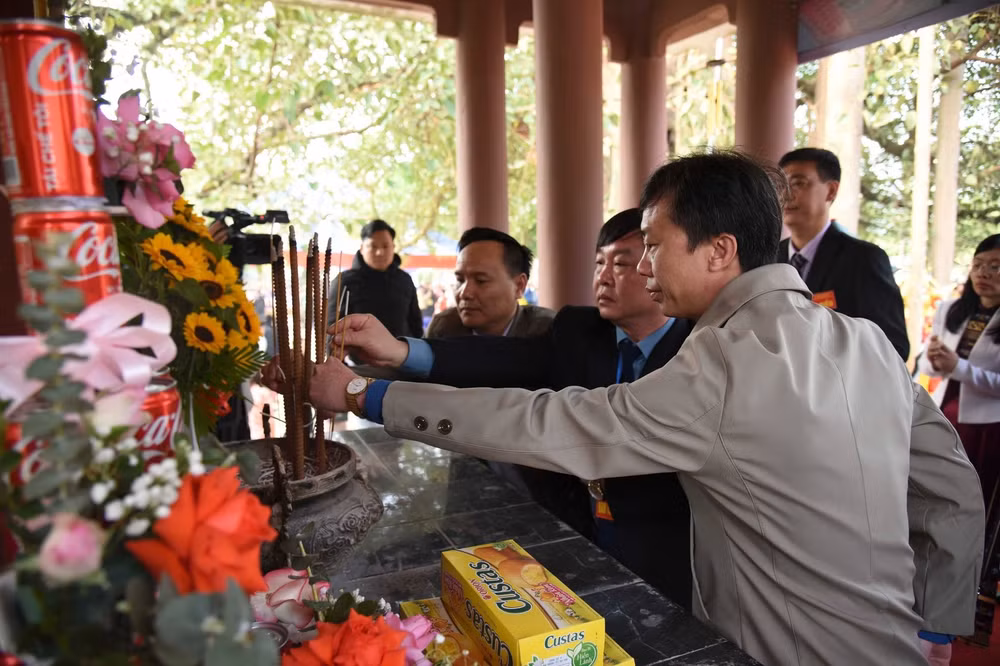 Cán bộ và nhân dân các dân tộc huyện Điện Biên thành kính dâng hương tưởng nhớ Tướng quân Hoàng Công Chất. Cán bộ và nhân dân các dân tộc huyện Điện Biên thành kính dâng hương tưởng nhớ Tướng quân Hoàng Công Chất.