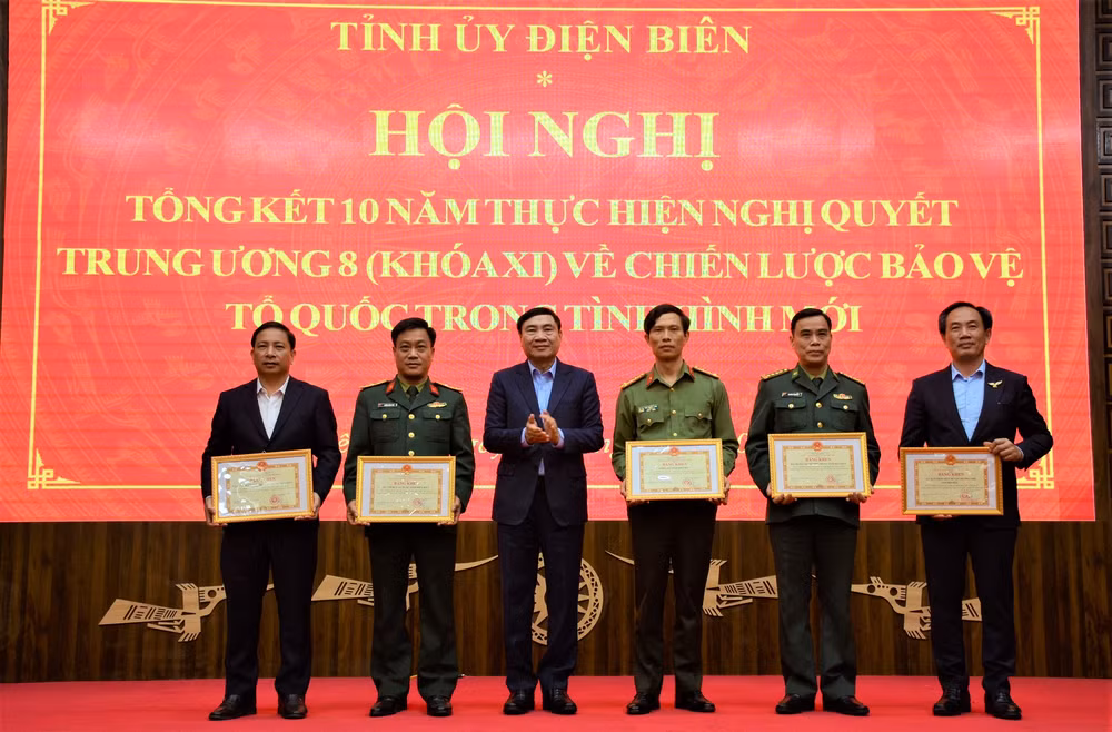 Bí thư Tỉnh ủy Điện Biên Trần Quốc Cường, trao Bằng khen tặng các tập thể có nhiều thành tích xuất sắc trong thực hiện Nghị quyết.
