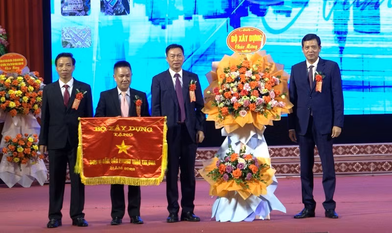 Lãnh đạo Bộ Xây dựng trao “Cờ thi đua xuất sắc” tặng tập thể Sở Xây dựng Điện Biên.