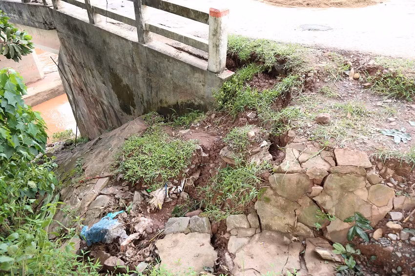 Vết nứt nghiêm trọng tại mố cầu Nậm Nhé II. Vết nứt nghiêm trọng tại mố cầu Nậm Nhé II.