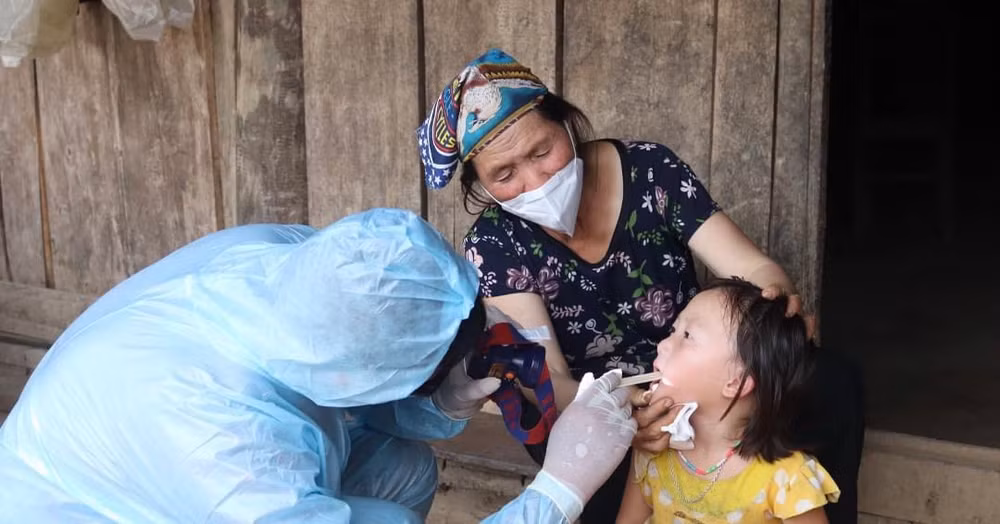 Cán bộ Y tế Điện Biên lấy dịch họng hầu các trường hợp trong vùng dịch. (Ảnh: CDC Điện Biên)