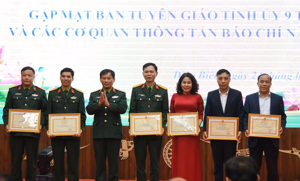 Lãnh đạo Quân khu 2 trao Bằng khen tặng các tập thể có thành tích xuất sắc trong công tác phối hợp tuyên truyền năm 2022.