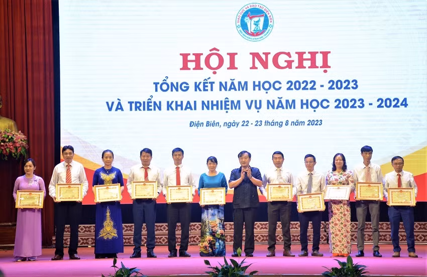 Đồng chí Vừ A Bằng, Phó Chủ tịch Ủy ban nhân dân tỉnh Điện Biên trao Bằng khen Ủy ban nhân dân tỉnh cho các cá nhân có thành tích xuất sắc trong năm học 2022-2023.