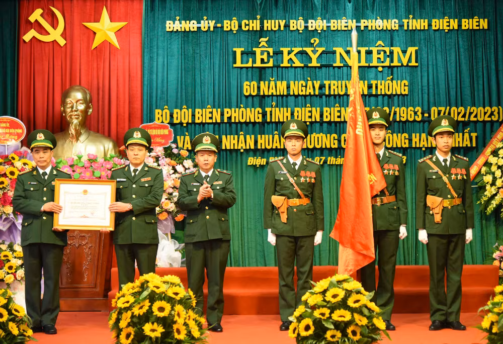 Thừa ủy quyền Chủ tịch nước, lãnh đạo Bộ Tư lệnh Biên phòng trao Huân chương Chiến công hạng Nhất cho Bộ đội biên phòng Điện Biên.