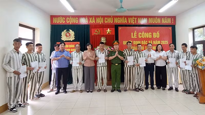 Đại tá Lê Hồng Vân, Phó Giám đốc Công an tỉnh Quảng Ninh trao Quyết định đặc xá và căn cước cho các phạm nhân được hưởng đặc xá.