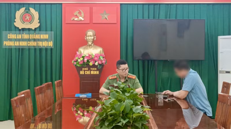 Cơ quan Công an làm việc với trường hợp vi phạm.