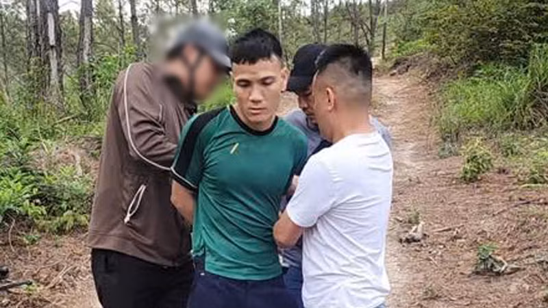 Đối tượng Nguyễn Văn Báo (mặc áo xanh) thời điểm bị bắt giữ.
