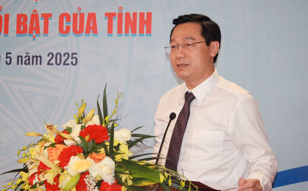 Giám đốc, Tổng Biên tập Trung tâm Truyền thông tỉnh Quảng Ninh, Chủ tịch Hội Nhà báo tỉnh Quảng Ninh Nguyễn Thế Lãm phát biểu. Giám đốc, Tổng Biên tập Trung tâm Truyền thông tỉnh Quảng Ninh, Chủ tịch Hội Nhà báo tỉnh Quảng Ninh Nguyễn Thế Lãm phát biểu.