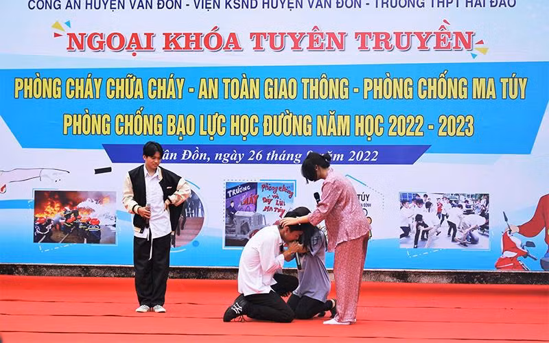 Tuyên truyền phòng, chống ma túy tại Trường THPT Hải Đảo (tỉnh Quảng Ninh).