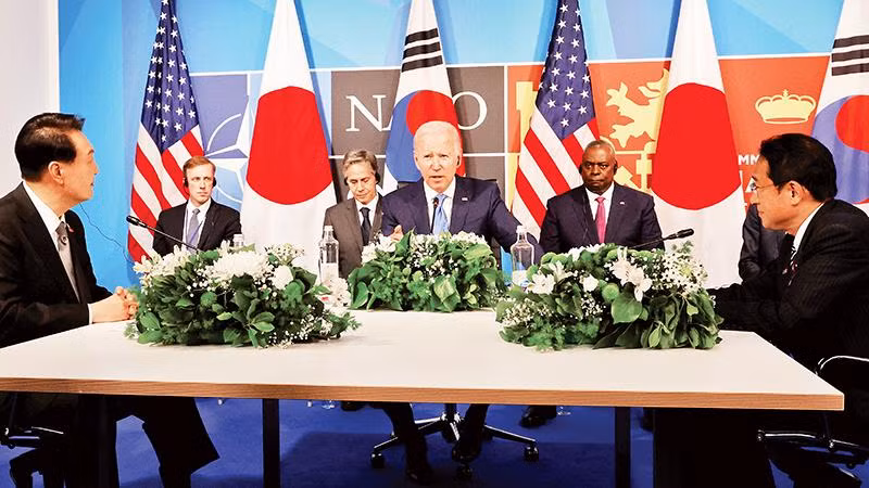 Tổng thống Mỹ Joe Biden, Bộ trưởng Ngoại giao Mỹ Antony Blinken, Bộ trưởng Quốc phòng Mỹ Lloyd Austin, Tổng thống Hàn Quốc Yoon Suk-yeol và Thủ tướng Nhật Bản Fumio Kishida gặp gỡ tại Hội nghị thượng đỉnh NATO ở Madrid, Tây Ban Nha. Ảnh: REUTERS / Jonathan Ernst