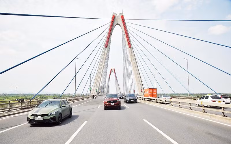Cầu Nhật Tân nằm trên trục lưu thông quan trọng của Thủ đô giúp giảm áp lực giao thông khu vực Bắc Thăng Long-Nội Bài. Ảnh | Trần Hải