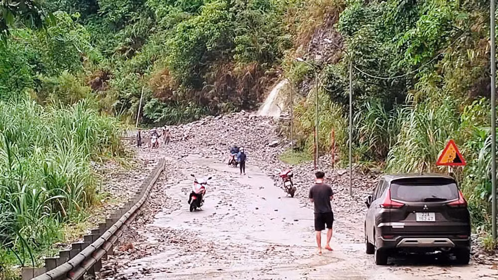 Sạt lở đất đá tại đèo Khau Lắc, huyện Lâm Bình gây ách tắc giao thông. Sạt lở đất đá tại đèo Khau Lắc, huyện Lâm Bình gây ách tắc giao thông.