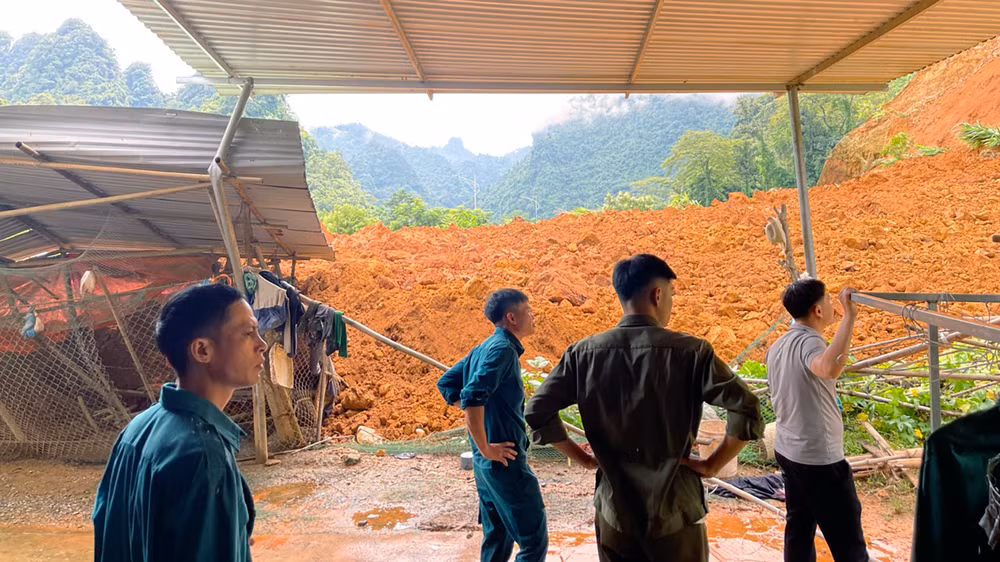 Nhà dân tại tổ dân phố Làng Chùa, thị trấn Lăng Can, huyện Lâm Bình bị đất sạt lở vào nhà. Nhà dân tại tổ dân phố Làng Chùa, thị trấn Lăng Can, huyện Lâm Bình bị đất sạt lở vào nhà.
