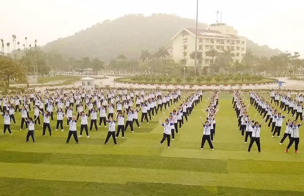 Học sinh, sinh viên sinh hoạt, học tập trong Khu đô thị Đại học Quốc gia Hà Nội tại Hòa Lạc.