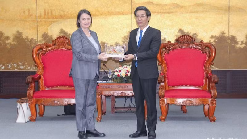 Phó Chủ tịch UBND thành phố Đà Nẵng Trần Chí Cường tiếp bà Emmanuelle Pavillon-Grosser, Tổng Lãnh sự Pháp tại Thành phố Hồ Chí Minh. (Ảnh: ANH ĐÀO)