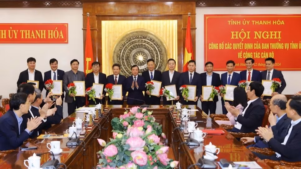 Lãnh đạo Tỉnh ủy Thanh Hóa trao quyết định và tặng hoa chúc mừng các cán bộ điều động, luân chuyển.