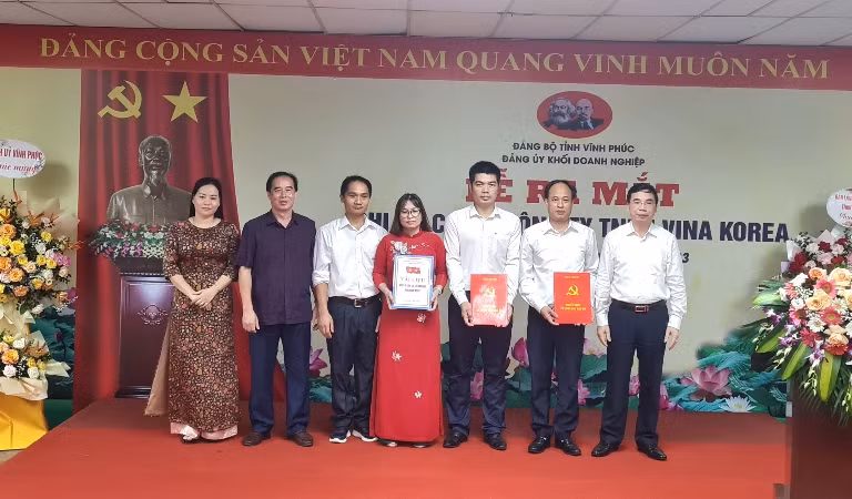Lãnh đạo Tỉnh ủy và Đảng ủy Khối Doanh nghiệp trao quyết định thành lập Chi bộ cơ sở.