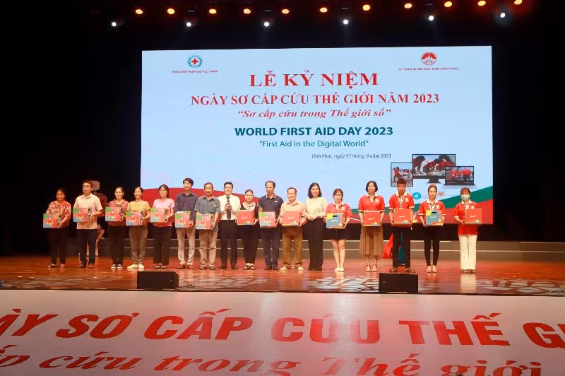 Trao tặng dụng cụ huấn luyện sơ cấp cứu, túi sơ cấp cứu. Trao tặng dụng cụ huấn luyện sơ cấp cứu, túi sơ cấp cứu.