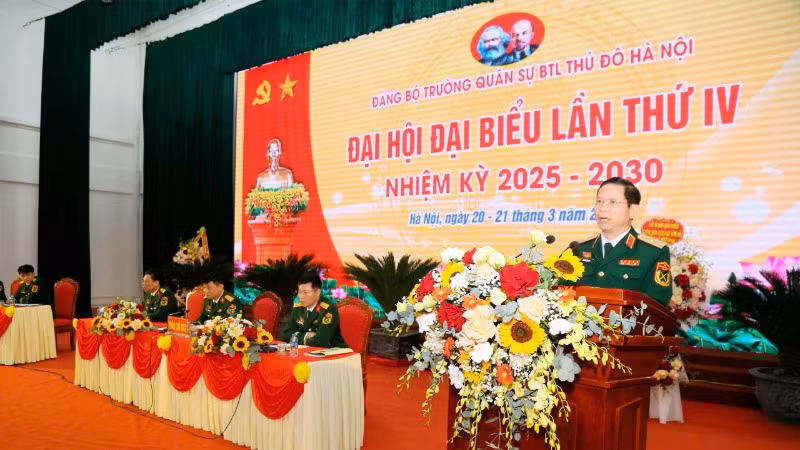 Đồng chí Thiếu tướng Nguyễn Đình Lưu, Đảng ủy viên, Phó Tư lệnh Bộ Tư lệnh Thủ đô Hà Nội phát biểu chỉ đạo Đại hội.