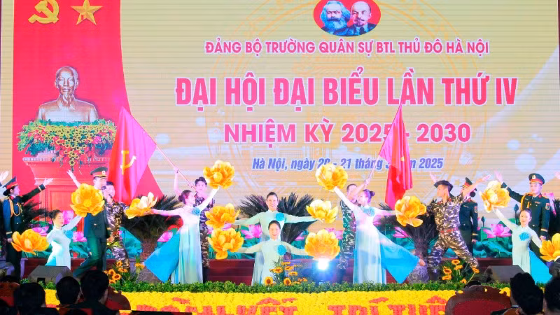 Một tiết mục văn nghệ chào mừng Đại hội Đảng bộ Trường Quân sự Bộ Tư lệnh Thủ đô Hà Nội lần thứ IV.