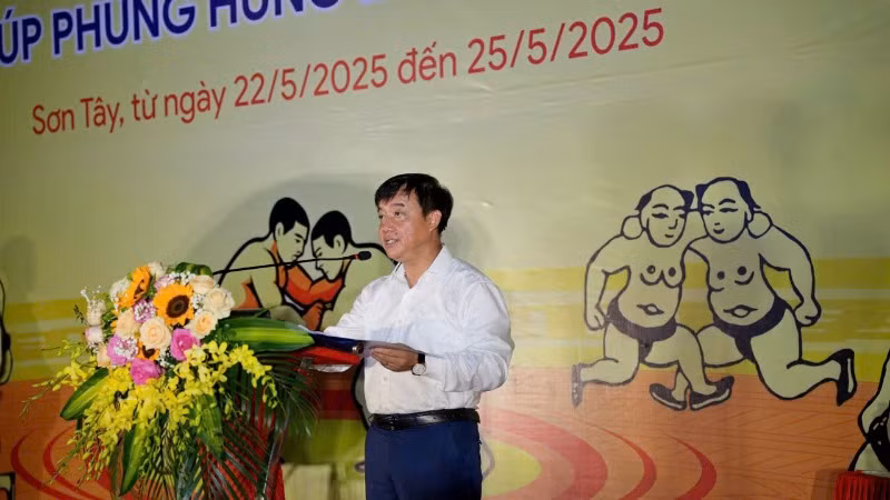 Phó Chủ tịch Ủy ban nhân dân thị xã Sơn Tây Lê Đại Thăng phát biểu khai mạc giải vật. (Ảnh: ÁNH DƯƠNG)