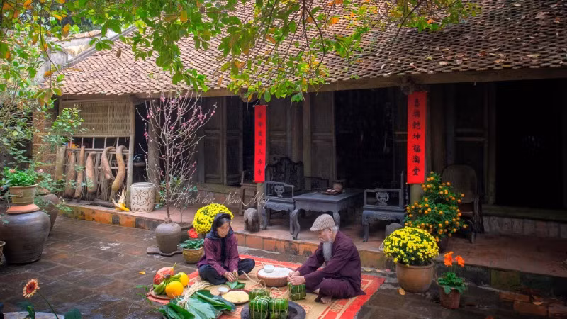 Tham dự chương trình Tết làng Việt, du khách được trải nghiệm các phong tục truyền thống trong dịp Tết cổ truyền trong không gian những ngôi nhà cổ ở Đường Lâm. Ảnh: Nina May