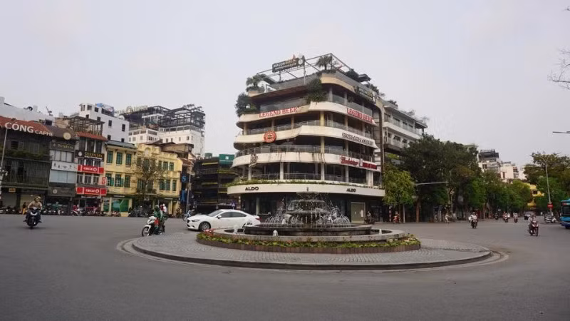Tòa nhà trung tâm thương mại số 7 Đinh Tiên Hoàng (còn gọi là tòa nhà "Hàm cá mập") nằm đối diện Quảng trường Đông Kinh-Nghĩa Thục sẽ bị phá dỡ để mở rộng quảng trường trong thời gian tới. (Ảnh: internet)