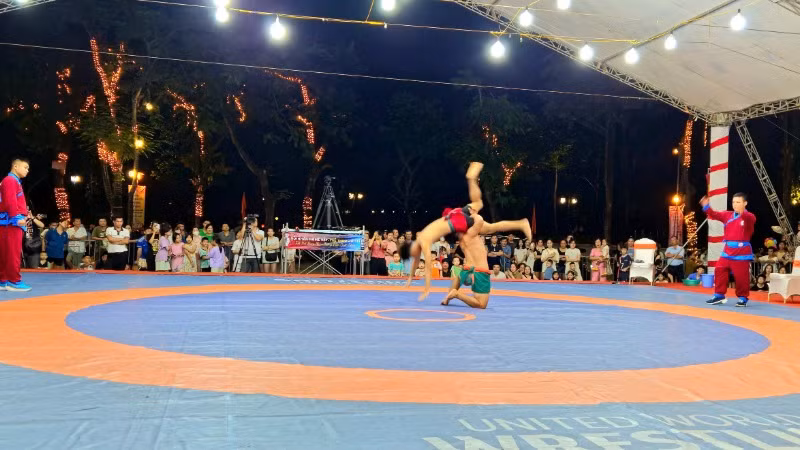Đô Nguyễn Nam Sơn - khố đỏ (tỉnh Bình Dương) thi đấu với đô Hoàng Văn Toan - khố xanh (Đại học Thể dục thể thao) ở hạng cân 66kg. (Ảnh: ÁNH DƯƠNG)