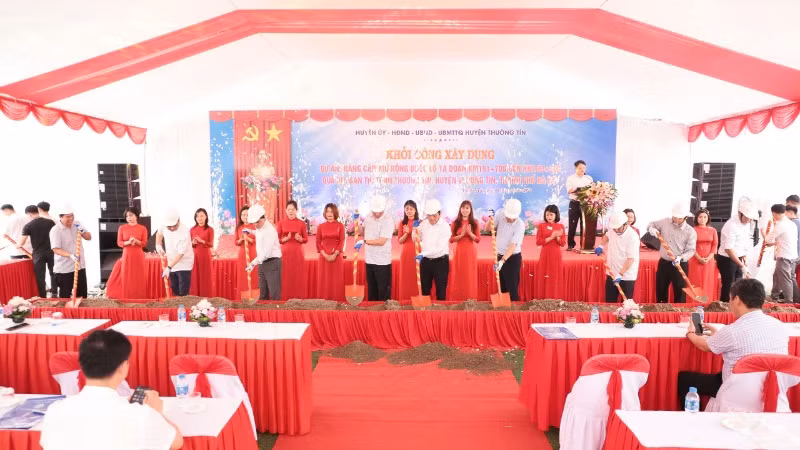 Các đại biểu thực hiện nghi thức khởi công dự án nâng cấp, mở rộng quốc lộ 1A đoạn qua Thị trấn Thường Tín (Hà Nội). (Ảnh: Tô Quý)