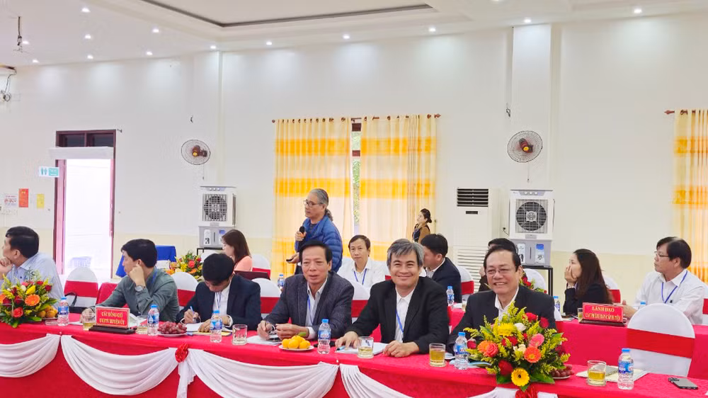 Các nhà nghiên cứu tham dự hội thảo. Các nhà nghiên cứu tham dự hội thảo.