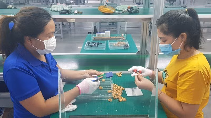 Những công nhân đầu tiên của Quảng Trị được nhà máy tuyển dụng vào làm việc.