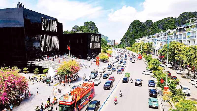 Thành phố Hạ Long ngày càng phát triển năng động, xứng đáng là trung tâm kinh tế của tỉnh Quảng Ninh.