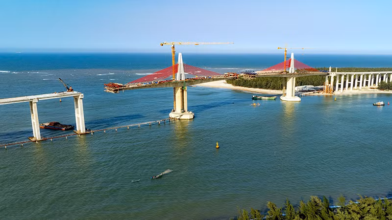 Cầu qua cửa biển Thuận An thuộc Dự án tuyến đường bộ ven biển đi qua thành phố Huế, phấn đấu hợp long ngày 30/4/2025. (Ảnh Đình Hoàng)