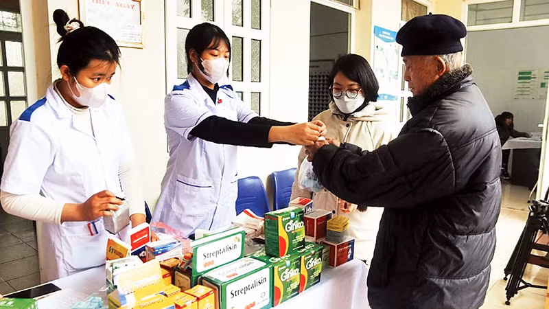 Người dân xã Thanh Lòa được phát thuốc miễn phí tại chương trình. (Ảnh MAI LINH)