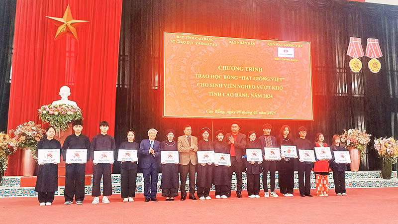 Đại diện Quỹ Hạt giống Việt trao học bổng cho sinh viên tỉnh Cao Bằng.