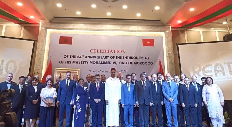 Thứ trưởng Ngoại giao Hà Kim Ngọc, Đại sứ Morocco tại Việt Nam Jamale Chouaibi cùng các đại biểu chụp ảnh lưu niệm tại buổi lễ. (Ảnh: Hồng Hạnh)
