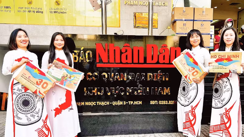 Độc giả đón nhận phụ san đặc biệt tuyên truyền Lễ kỷ niệm 50 năm Ngày Giải phóng miền nam, thống nhất đất nước của Báo Nhân Dân.