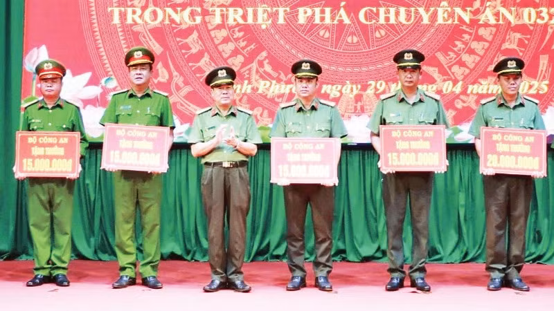 Thừa ủy quyền Bộ Công an, lãnh đạo Công an tỉnh Bình Phước trao thưởng đột xuất, tặng các đơn vị thuộc Công an tỉnh.