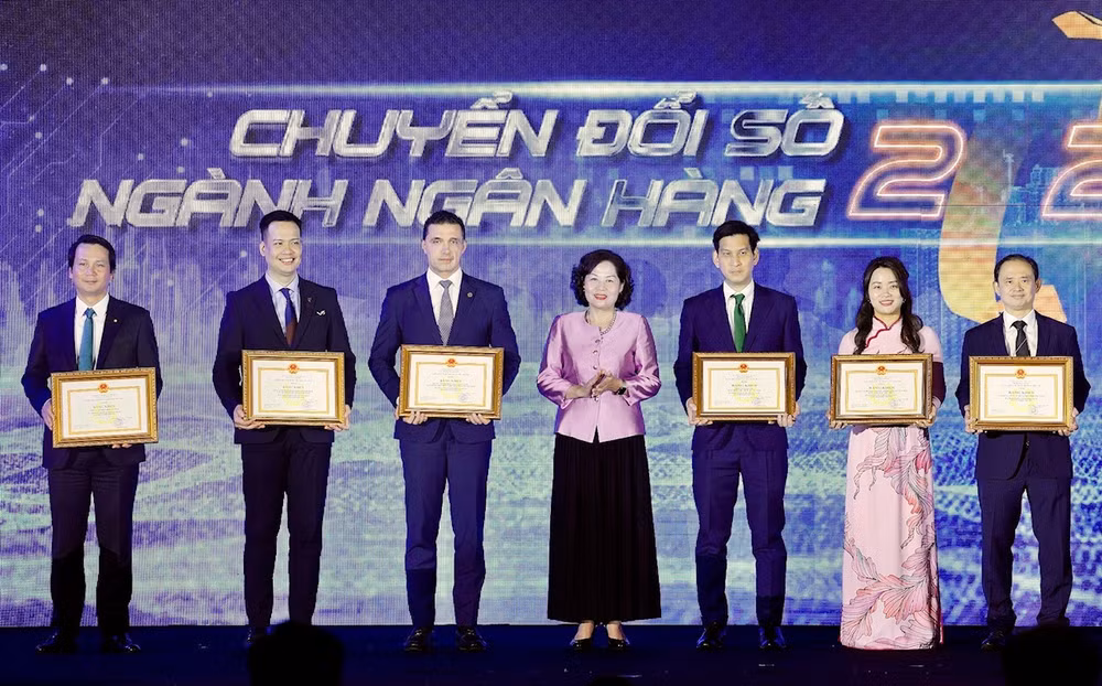 Thống đốc Ngân hàng nhà nước khen thưởng một số tổ chức tín dụng có kết quả thực hiện xuất sắc về chuyển đổi số.