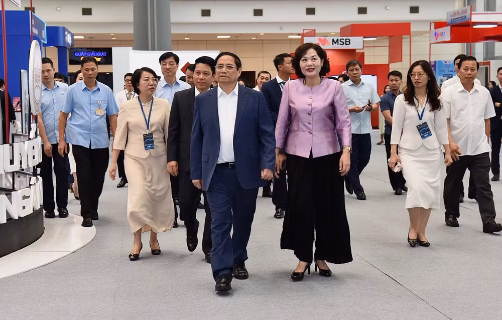 Thủ tướng Phạm Minh Chính, Chủ tịch Ủy ban Quốc gia về chuyển đổi số đến dự Diễn đàn Chuyển đổi số ngành ngân hàng năm 2024.