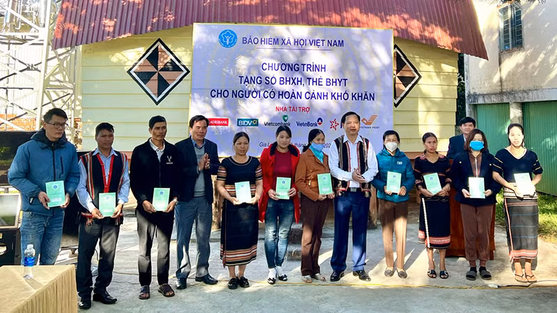 Đại diện lãnh đạo Bảo hiểm xã hội Việt Nam trao tặng sổ bảo hiểm xã hội, thẻ bảo hiểm y tế cho người có hoàn cảnh khó khăn ở xã Biển Hồ, thành phố Pleiku Gia Lai. (Ảnh: HÀ LY)
