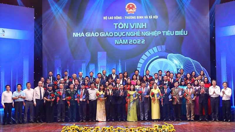 Tôn vinh nhà giáo giáo dục nghề nghiệp tiêu biểu năm 2022. (Ảnh: Molisa) Tôn vinh nhà giáo giáo dục nghề nghiệp tiêu biểu năm 2022. (Ảnh: Molisa)