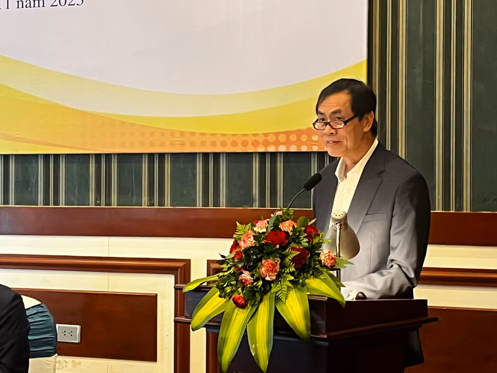 Nhà thơ Trần Hữu Việt trình bày chuyên đề. Nhà thơ Trần Hữu Việt trình bày chuyên đề.