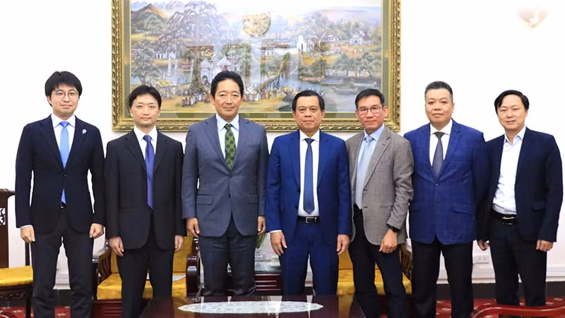 Thứ trưởng Nguyễn Bá Hoan chụp ảnh lưu niệm cùng Phó Đại sứ Nhật Bản tại Việt Nam Ishikawa Isamu và các đại biểu. (Ảnh: Molisa)